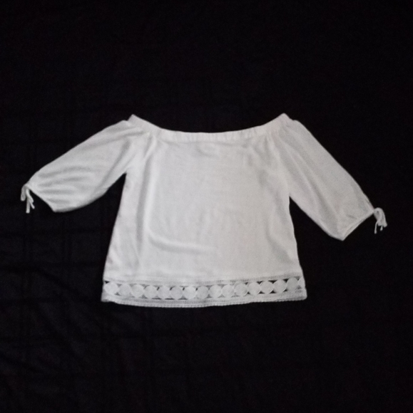 Off-the-shoulder blouse. - Picture 1 of 1